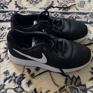Nike Tanjun, Black and White, size 8.5